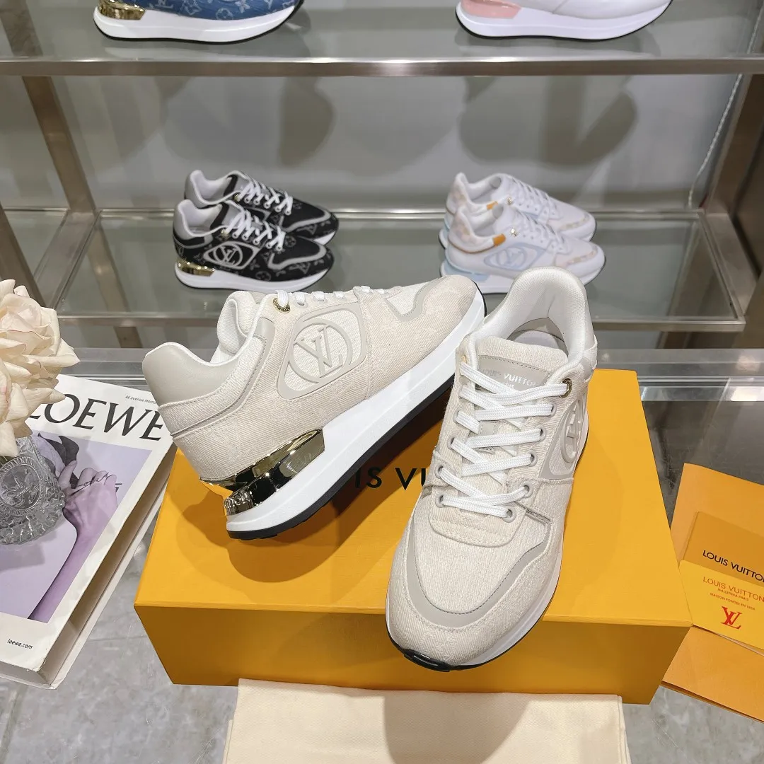 [L Family] P: 760💰Size 35-42 for women, 39-46 for men, (41.42 for women, 45.46 for men, customized) .LV Donkey Brand 🔥🔥LOUIS VUITTON Louis Vuitton's official website synchronizes the 2025 autumn and winter couple's models, which are now on the market, this Neo Run Away sneakers are inspired by running shoes, integrating LV's iconic must-have shoes into the trend. This version is a 1:1 replica of the original version. It is made of two-tone calfskin to highlight its simple lines and unique wedge outsole. Key details include the LV initials on the side and an engraved gold heel stabilizer on the back plus a 2cm hidden insole.